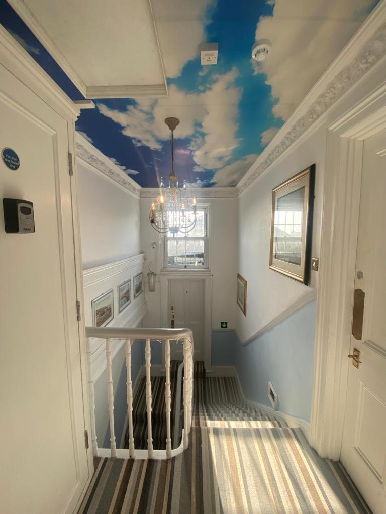 Innit Blue Sky Brighton Luaran gambar